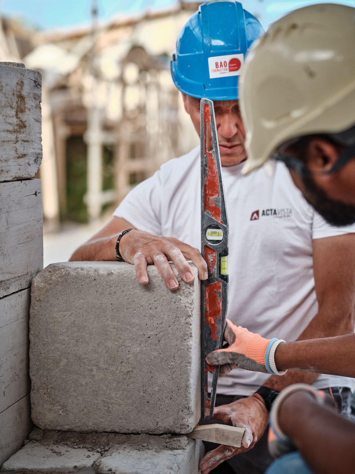 Un formateur et son apprenti travaillant sur un chantier