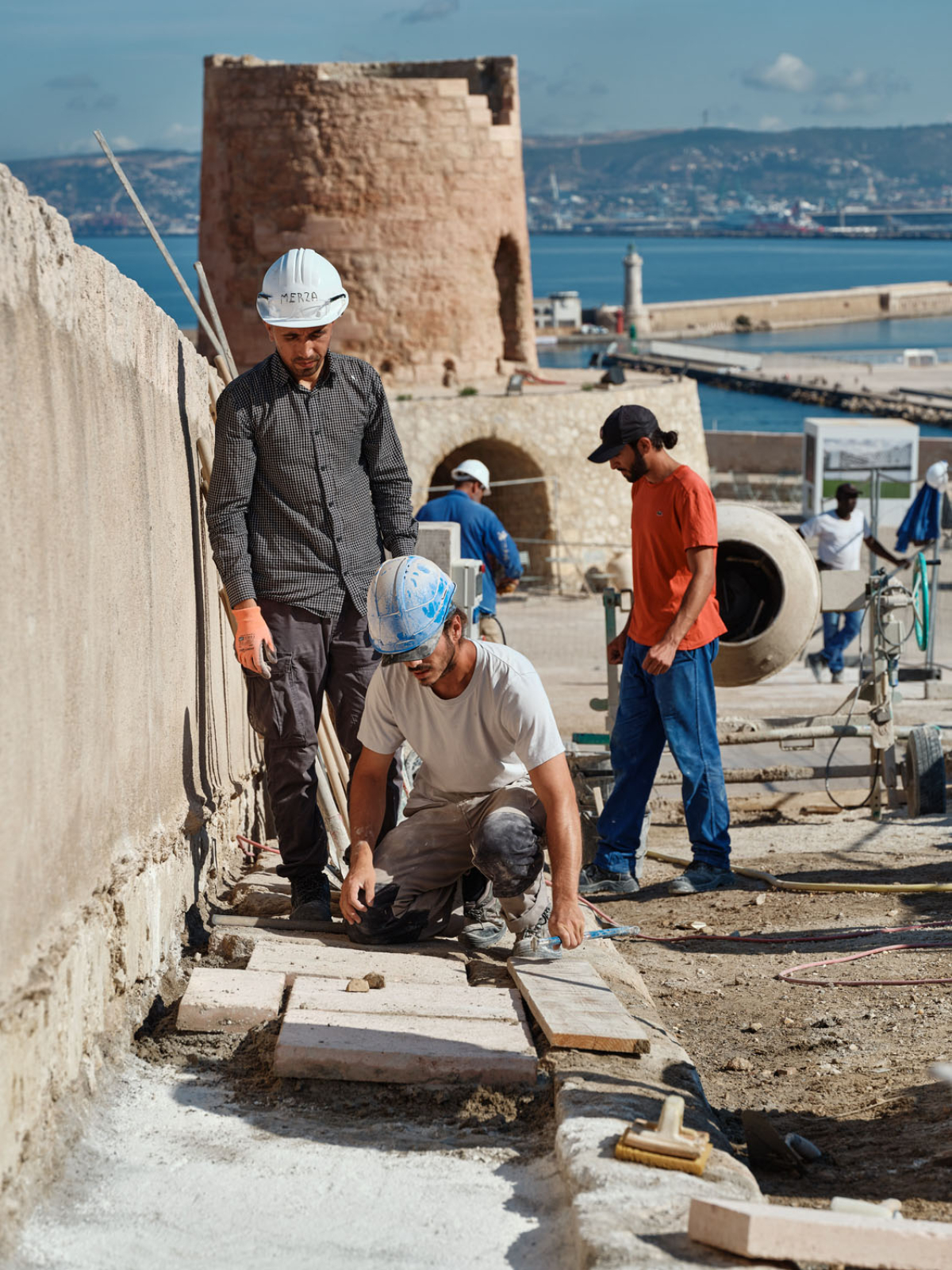 Deux ouvriers travaillant sur le chantier du Fort Saint-Nicolas à Marseille.