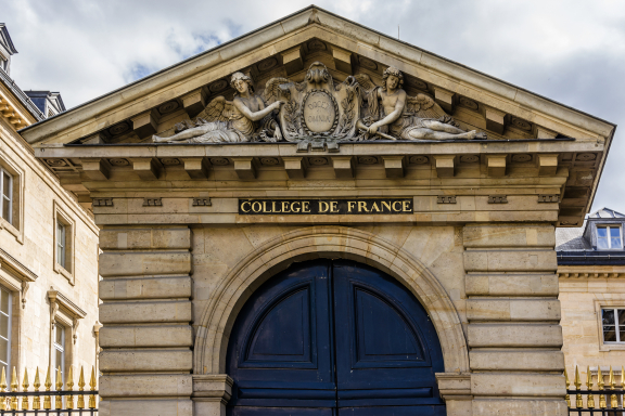 Vue de la façade du Collège de France à Paris