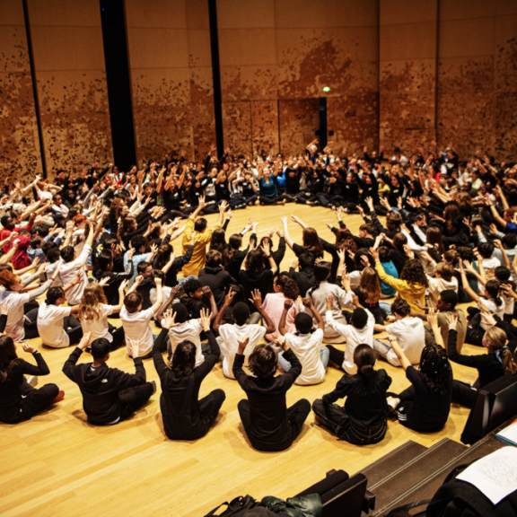 Chœur de jeunes élèves lors d'une séance de répétition dans le cadre du projet EVE 2 (Exister avec la Voix Ensemble) mené par la Philharmonie de Paris, le 13 février 2023, et associant le chant choral à des approches corporelles et psychosociales