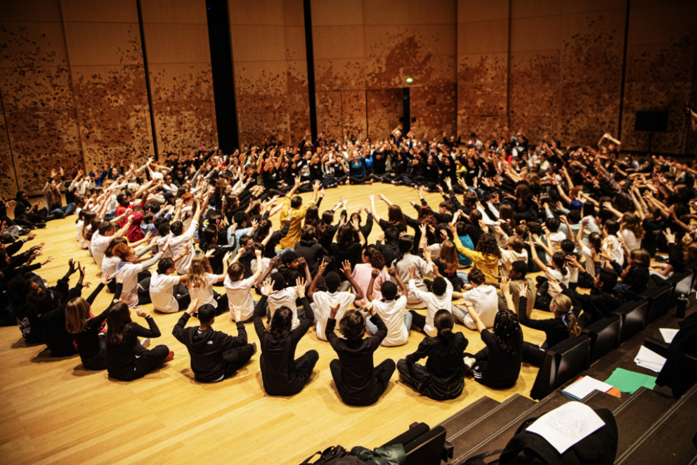 Chœur de jeunes élèves lors d'une séance de répétition dans le cadre du projet EVE 2 (Exister avec la Voix Ensemble) mené par la Philharmonie de Paris, le 13 février 2023, et associant le chant choral à des approches corporelles et psychosociales